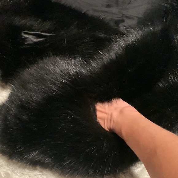 Faux fur wrap with discrete pockets for hands - Picture 2 of 5